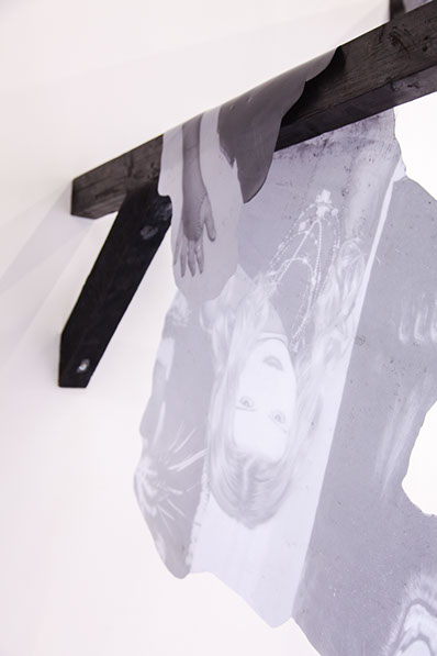 Alicia Zaton, Moze, "peut-être, mer", 2016, photo d'archive et résine, bois brulé
