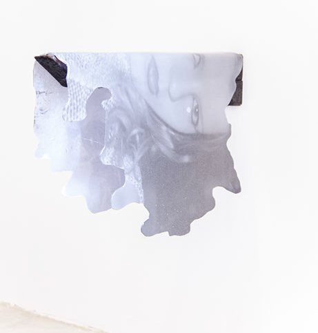 Alicia Zaton, Moze, "peut-être, mer", 2016, photo d'archive et résine, bois brulé