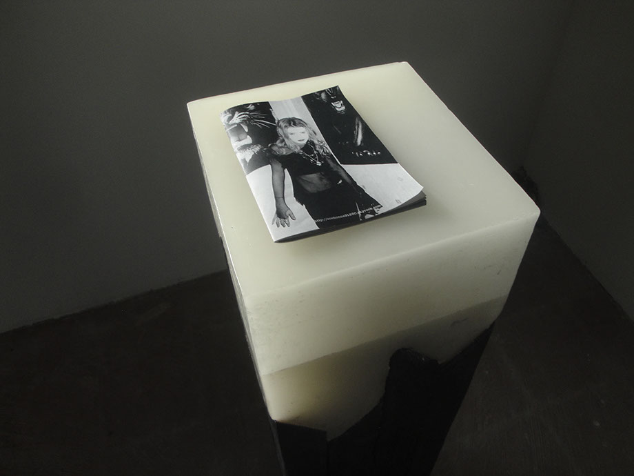 Alicia Zaton, SZUKAJ, "cherche" 2014, édition à partir de photographies et d'archives personnelles, impressions sur papier cyclus, 10,5 x 14 cm